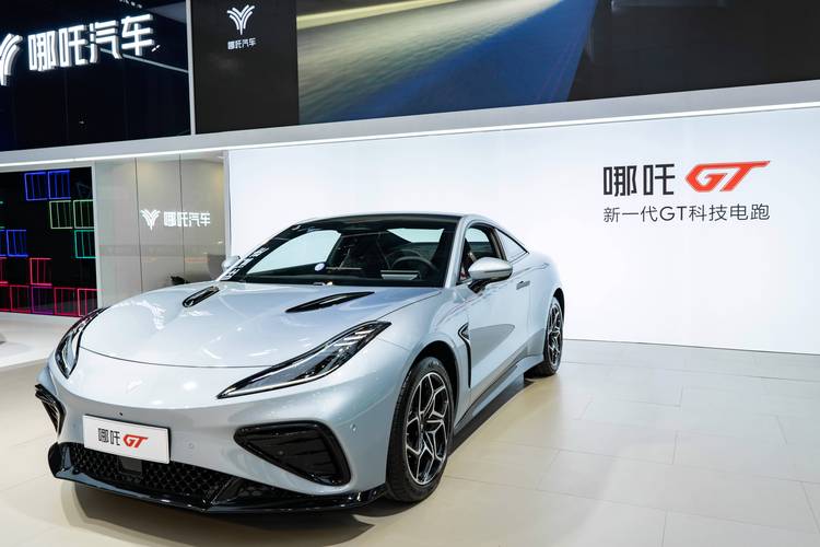 深圳289哪吒汽车在智能汽车领域的表现，领途汽车在新能源汽车市场中的影响力